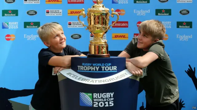 韦伯·埃里斯的名字不但载入史册，而且铭刻在冠军杯上。今天的言之凿凿的“历史记载”，起源于一段传奇故事。