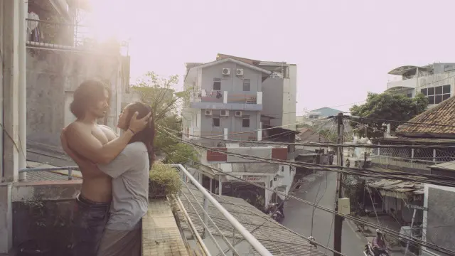 Tukang alih bahasa kodian dan pekerja salon murahan 