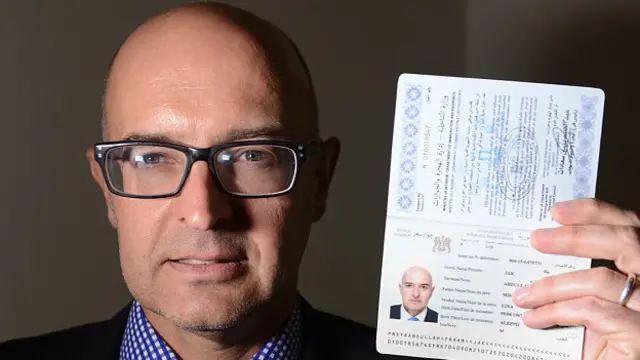 Daily Mail muhabiri Nick Fagge, Türkiye'nin güneydoğusunda 2 bin dolara sahte Suriye pasaportu aldığını belirtiyor.