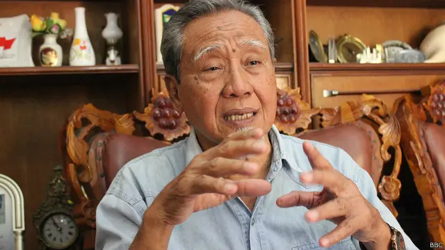 "Jika bisa dibina, jadi saudara kita. Kalau tidak bisa dibina, kita binasakan! Daripada bangsa kita untuk ketiga kalinya." Intonasi suara Burhan meninggi. Tangannya mengepal.