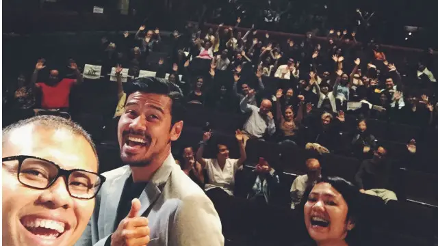 Berselfi di panggung Isabel Bader: Joko, Chicco, Tia -dan hadirin