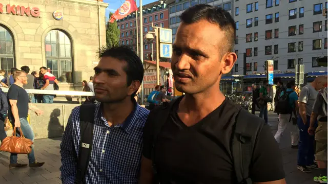 افغان کډوالو جرمني کې زموږ له همکار میرویس میاخیل سره په خبرو کې د خپل سفر د سختیو کیسې کړې. دوی وايي، داسې کښتیو کې تر پنځوسو کسانو سفر کوي چې یوازې د لسو کسانو ظرفیت لري.