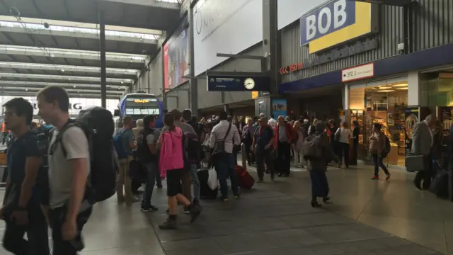 د جرمني د اورګاډي پر یوه تمځي کډوال د خپل سفر بل منزل ته په انتظار ولاړ دي.