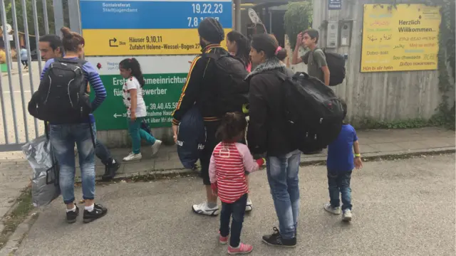 جرمني کې د کډوالو د نوملیکنې لپاره موقتي مرکزونه جوړ شوي. دغه ډول مرکزونو کې له نوملیکنې وروسته به د هر پناه غوښتونکي د کډوالۍ پر غوښتنلیک اړوند چارواکي غور کوي.