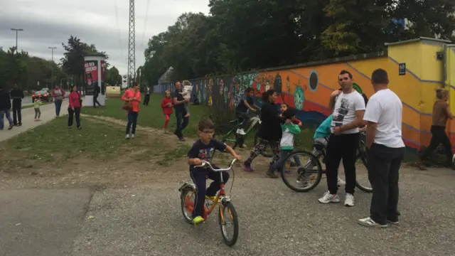 خپل منزل ته له رسېدو سره، د کډوالو په څېرو کې په ظاهره خوښي ښکاري.