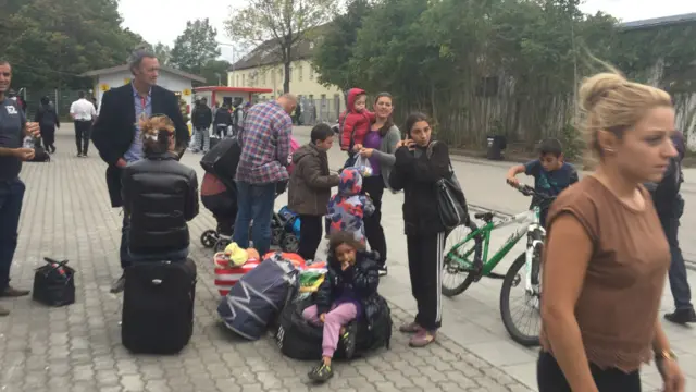 خو عمده پوښتنه دا ده چې د دوی د کډوالۍ چارې به څومره ژر سرته ورسېږي او دلته به یې د ژوند حالت څنګه وي.