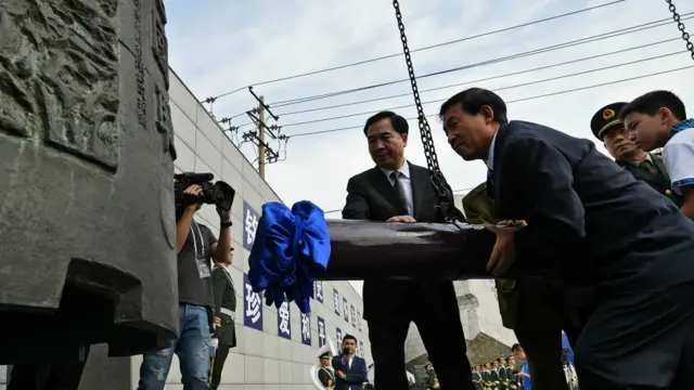 在沈阳九一八历史博物馆纪念碑前举行的撞钟仪式。