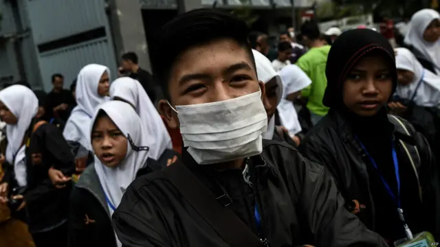 Para pelajar dari Indonesia ini datang ke KBRI di Kuala Lumpur sebagai bagian dari lawatan mereka ke Malaysia dan bersamaan dengan unjuk rasa warga Malaysia. 