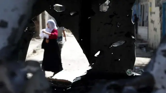 Şırnak'ın Cizre ilçesinde de sokağa çıkma yasağı devam ediyor.