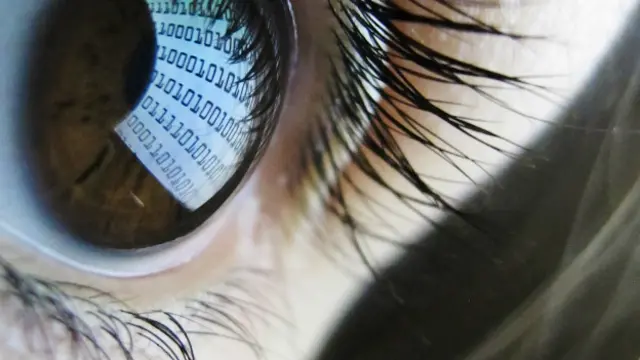 Глаз смотрит на экран компьютера