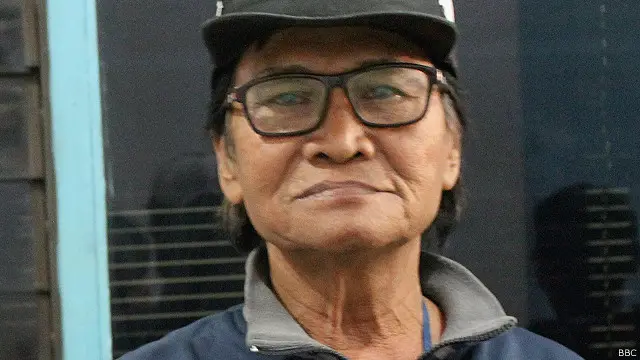 "Selama dua tahun, saya buang mayat. Kalau malam Minggu, kadang-kadang 20 hingga 25 mayat yang saya buang," ungkap Martono, 84 tahun.