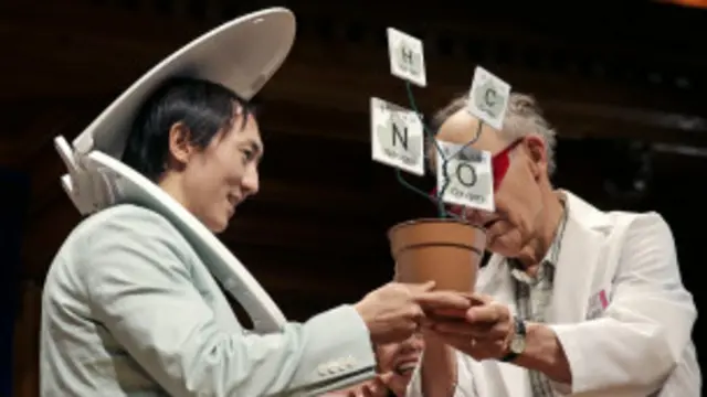 Uno de los investigadores de la ley de la orina recibe su premio vestido acorde para la ocasión.