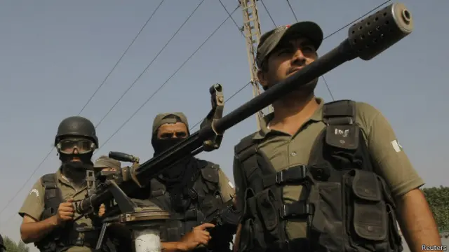 فوج کے اہلکاروں نے شدت پسندوں کے خلاف آپریشن کیا جبکہ پولیس کیمپ کے باہر موجود رہی