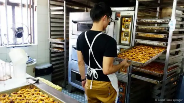 為顧客凖備蛋撻