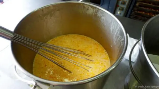 攪拌奶油和蛋液填充料