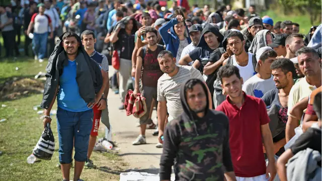 တရားဝင် လမ်းကြောင်းတွေ ပိတ်လိုက်ပေမယ့် ရွှေ့ပြောင်းသူတွေက စိုက်ခင်းတွေကို ဖြတ်ကျော် ဝင်ရောက်နေ။