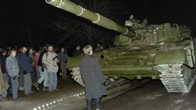 1991年1月,苏军坦克开到立陶宛国营电视台楼下。(资料图片)