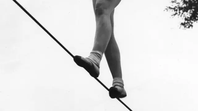 Женщина идет по канату