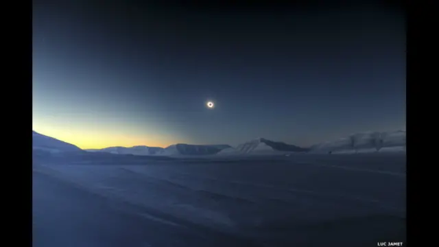 El ganador absoluto entre todas las categorías fue el fotógrafo francés Luc Jamet, quien tomó esta fotografía de un eclipse solar el 20 de marzo de 2015, visto desde Svalbard, Noruega. 