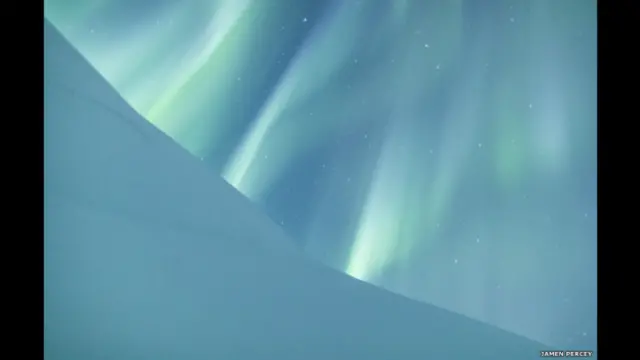 Como el concurso recibe tantas fotos de auroras polares -tanto boreales como australes- hay una categoría especial para ellas. Jamen Percy fue el ganador con esta maravillosa toma hecha en el Parque Nacional Abisko, en Suecia. 