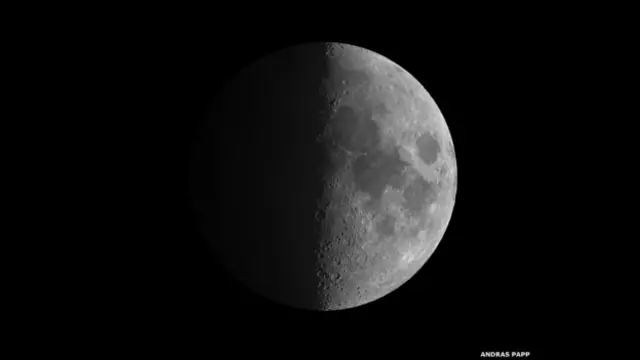 Esta foto fue tomada por András Papp, de Hungría. Ganó en la categoría “Nuestra Luna”. El lado oscuro de nuestro satélite está sutilmente iluminado por el brillo tenue de la luz que se refleja en la Tierra. En contraste, el lado iluminado por el Sol se ve claramente y en detalle. 