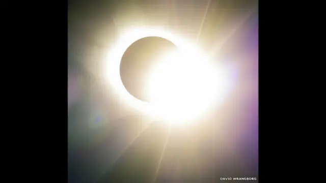Esta imagen de David Wrangborg obtuvo el segundo puesto en la categoría “Nuestro Sol”. Muestra también el eclipse de Sol del 20 de marzo de 2015, pero aquí se ve el momento en que finaliza el eclipse total. 