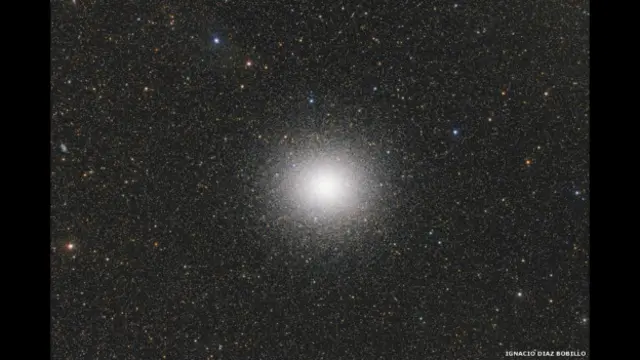 Omega Centauri es un cúmulo globular situado en la constelación de Centaurus que tiene decenas de millones de estrellas. Muchas de ellas son más rojas, más frías, e incluso más viejas que nuestro Sol. El cúmulo, fotografiado por Ignacio Díaz Bobillo desde San Antonio de Areco, en la provincia argentina de Buenos Aires, está a 15.800 años luz de la Tierra. 