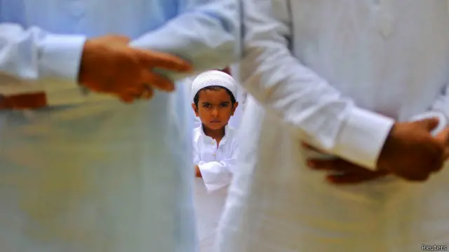 नमाज़ में मुसलमान बच्चा