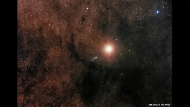 
Esta imagen de Sebastian Voltmer, presenta un encuentro relativamente cercano entre el cometa C/2013 A1 y Marte. En un principio , cuando se descubrió al comenta en 2013, se pensó que podía producirse un choque entre este y Marte, pero esta idea se descartó cuando los astrónomos pudieron determinar con más precisión la órbita del cometa. 