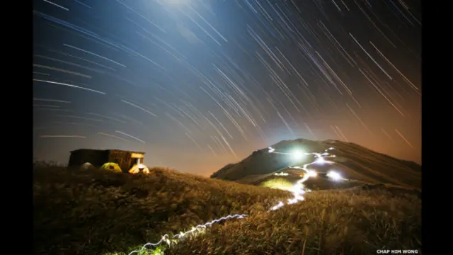 Esta foto de Chap Him Wong fue la ganadora de la categoría “Gente y espacio”. En ella vemos un grupo de carpas frente a antiguas viviendas de piedra de cara al pico Tai Tung Shan o Amanecer, la tercera montaña más alta de Hong Kong, con 869 metros de altura. Todas las fotos de esta galería son cortesía de Astronomy Photographer of the Year/National Maritime Museum.