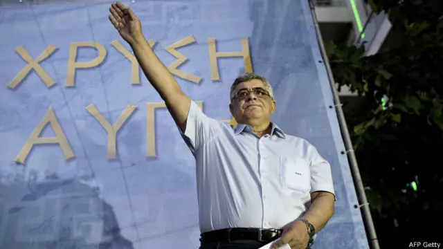 Su secretario general, Nikolaos Michaloliakos y prácticamente toda la cúpula ha pasado los últimos meses en prisión por presunta pertenencia a organización criminal.