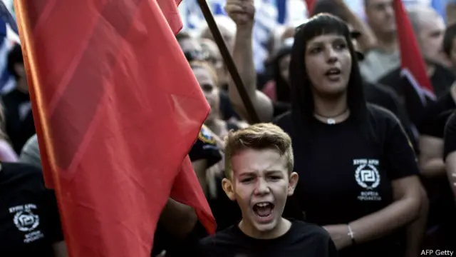 Amanecer Dorado, con su logo parecido a la esvástica, es la tercera fuerza según las encuestas.