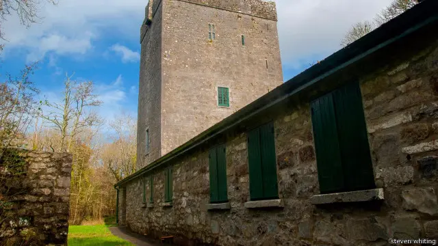 Memandang menara kastil milik Yeats.