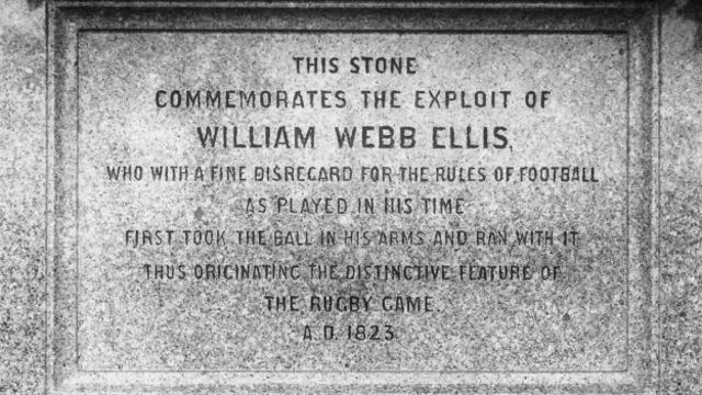 El escrito en la lápida de la tumba de Webb Ellis recuerda el momento en el que corrió con la pelota.
