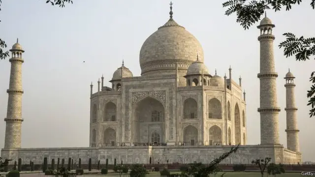 تاج محل شاہ جہاں نے سنہ 1653 میں اپنی بیوی ممتاز محل کے لیے بنوایا تھا