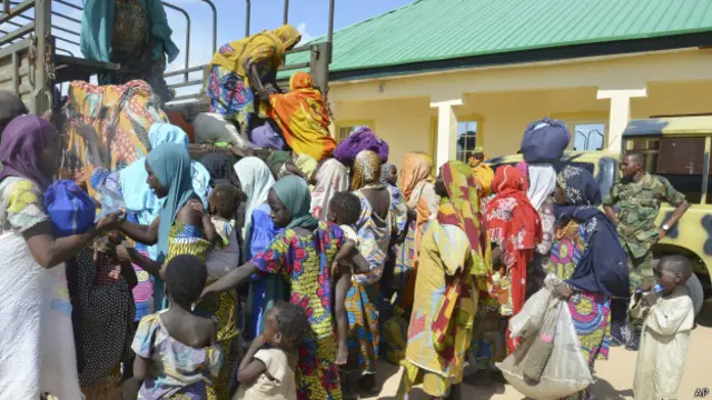 नाइजीरिया में आर्मी की मदद से हज़ारों लोग बचाए गए हैं.