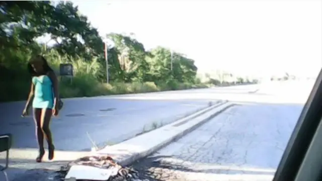 una niña nigeriana es prostituta en las calles de Italia