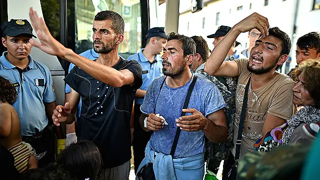 سلوینیا کی پولیس نے سرحد پر موجود ایک پل پر آنے والے 500 تارکینے وطن پر مرچوں کا سپرے کیا