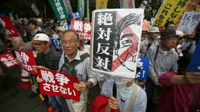 反对法案的人士从9月16日起连接在东京举行抗议安保法的集会，最多时人数达到数万。