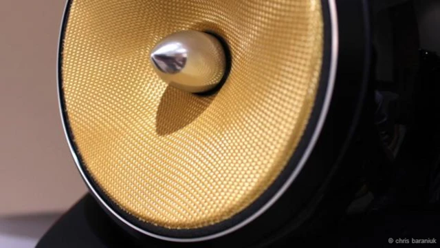 Una corneta Bowers and Wilson de cerca