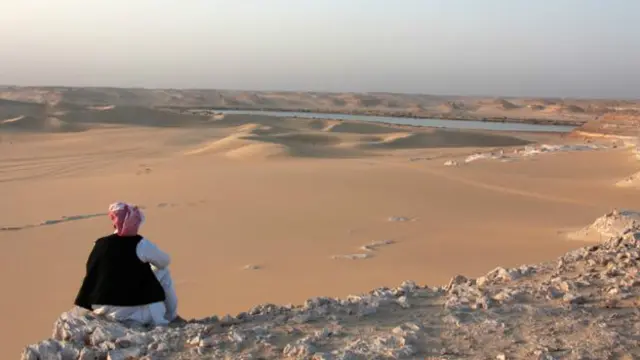 Un hombre en el desierto