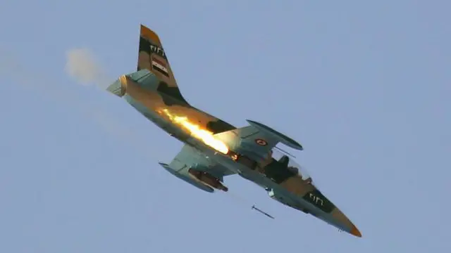 叙利亚政府军士兵对“伊斯兰国”民兵占据的帕尔米拉古城发动了空袭。