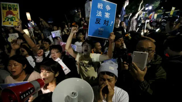 日本反对安保法的示威者