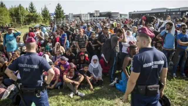 Cảnh sát Hungary và người tỵ nạn tại cửa khẩu với Croatia