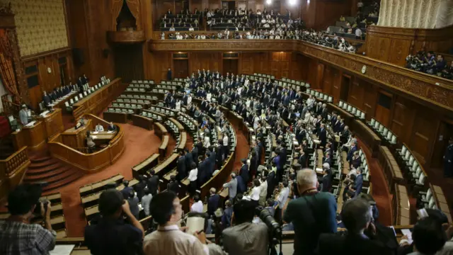 日本自民党在参议院本会中强行通过安保法,