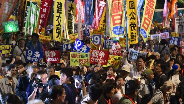 تغییر نقش ارتش با مخالفت‌های فراوانی درون ژاپن روبرو بود