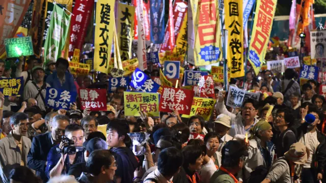 日本示威者在过去一周每天都在国会外聚集,高叫“废除安保法案”、“安倍辞职”等口号。示威者在周六凌晨亦未散去。