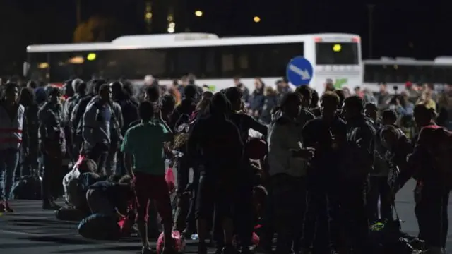 مرکزی یورپ میں موجود حکومتیں اپنی سرحدوں کی حفاظت نہ کر سکنے کی وجہ سے ایک دوسرے پر شدید تنقید کر رہی ہیں