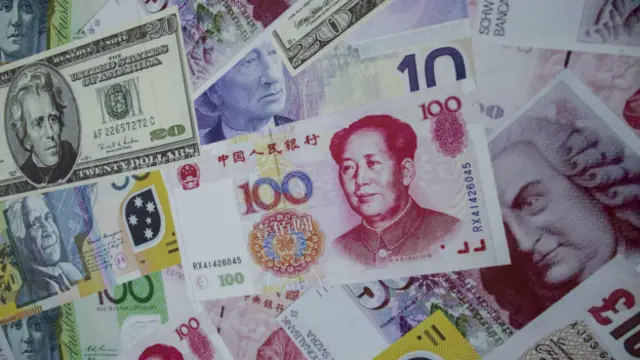 在2010年底，国际货币基金组织（IMF）执行董事会以人民币不符合“自由使用（freely usable）”标准为由，拒绝将人民币纳入象征世界储备货币地位的特别提款权（SDR）货币篮子。这个货币篮子中包括美元、欧元、日元和英镑。