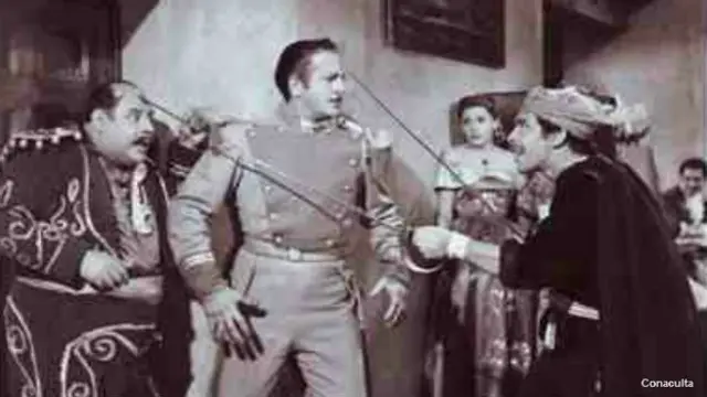 Tin Tan en una escena de "La marca del Zorilo"